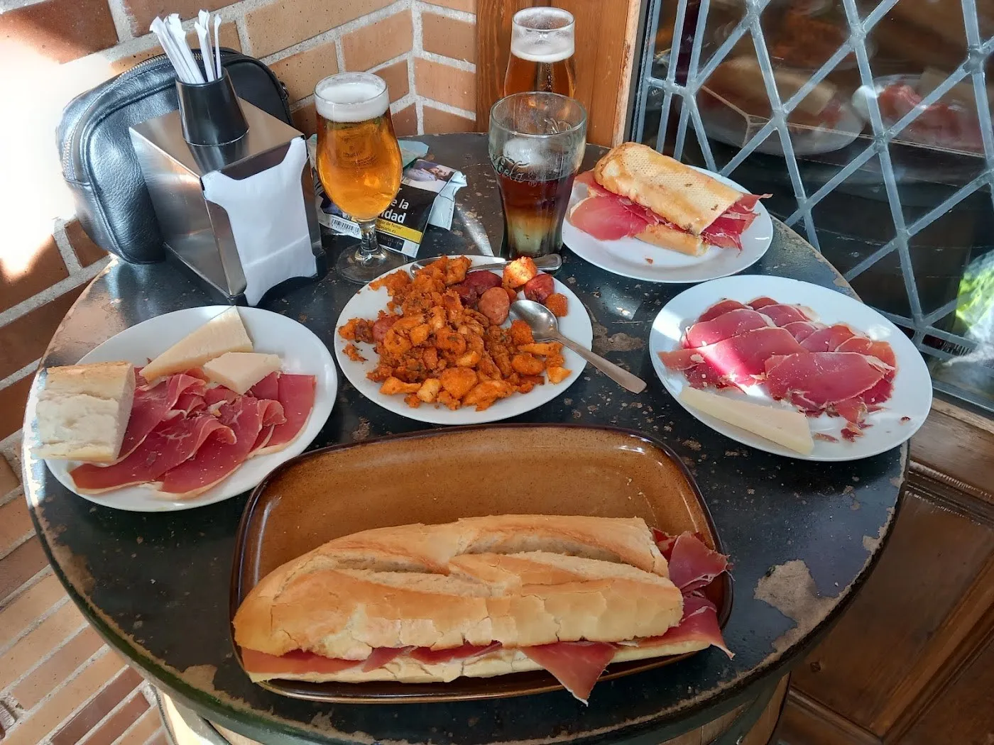 Bocadillo y bravas